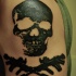 Tatuaje en el hombro,
calavera pirata negra