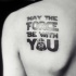 Tatuaje en el hombro, escrito de letra gruesa  y casco de Darth Vader