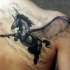 cavallo pegasus scuro con ali tatuaggio sulla scapola