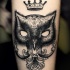 Tatuaje  de máscara de lechuza con corona pequeña