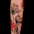 Tatuaje en el antebrazo, amapolas rojas y negras preciosas