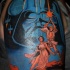 Tatuaje en el brazo, casco de Darth Vader grande y personajes lindos  que huyen