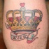 Tatuaje  de corona linda con nombre avery
