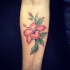 Tatuaje de hibisco precioso en el antebrazo