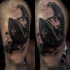 Detailliert aussehendes schwarzes und weißes Oberschenkel Tattoo mit Gladiator Helm