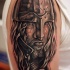 Tatuaje en el brazo,
 retrato de vikingo serio