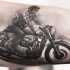 Tatuaje en el antebrazo,
 motociclista con la moto retro