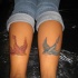 uccelli rondine angelo e diavolo tatuaggio su gambe