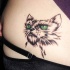 Tatuaje  de gato enojado con ojos verdes increíbles