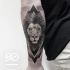 Tatuaje de brazo con tinta negra estilo punto de la cabeza de león con figuras geométricas