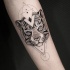 Tatuagem de braço de tinta preta estilo ponto de cabeça de tigre com figuras geométricas
