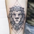 Tatuagem de antebraço estilo ponto de tinta preta de leão com figuras geométricas