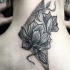 Estilo de ponto tinta preta tatuagem no pescoço de grandes flores com triângulo
