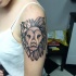 Tatuaje de hombro con tinta negra estilo punto de la gran cabeza de león