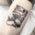 Estilo de punto tinta negra tatuaje de muslo de grandes olas con montaña y luna negra