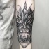 Tatuaje en el antebrazo,
 lobo único en sombrero indio