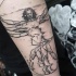 Tatuaje de brazo negro de tinta negra del estilo del hombre de Vitruvio corrompido