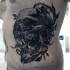 Tatuaggio sul lato freddo del teschio umano con la vite rosa