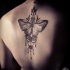 Estilo de punto pintado por Caro Voodoo. Tatuaje de espalda de mariposa grande diseñado con flores