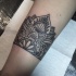 Tatuaggio di gamba d'inchiostro nero stile Dotwork di ornamento floreale