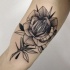 Tatuaggio bicipite dall'aspetto stile Dotwork di piccola rosa di Michele Zingales