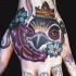 Tatuaggio colorato sulla mano la testa di colomba con la corona