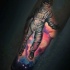 Tatuaje en el brazo,
astronauta en espacio extraterrestre divino