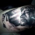 Dramatischer Stil schwarzes Bizeps Tattoo mit Jesuses Porträt