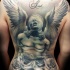 Tatuaje en la espalda, ángel con los ojos vendados, diseño conmovedor