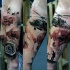 Tatuaje en el antebrazo, soldado con amapolas y helicóptero, estilo militar
