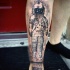 Tatuaje en la pierna, astronauta con bandada de aves pequeñas