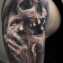 Dramático muy detallado tatuaje de brazo superior del anciano con calavera