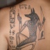 Tatuaje en el omóplato de Anubis de Egipto.