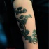 Tatuaje  de árbol con hojas verdes en el antebrazo