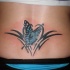 elegante farfalla tribale nero tatuaggio su parte bassa di schiena
