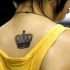 elegante corona sulla schiena tatuaggio