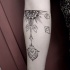 elegante motivi floreali avambraccio dotwork tatuaggio