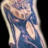 elegante pin up ragazza zombie con bicchiere tatuaggio