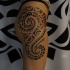Tatuaje de polinesio exquisito en el muslo de chica