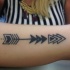 elegante freccia tribale tatuaggio disegno su braccio