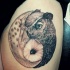 Gravur Stil schwarzes und weißes detailliertes Oberschenkel Tattoo mit Eulen
