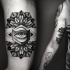 Tatuaje en el brazo,
flor extraordinaria con ojo misterioso