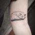 Tatuagem de braço de tinta preta estilo gravura de gato dormindo