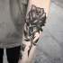 Tatuaje de antebrazo de tinta negra estilo grabados de rosa grande con cráneo humano