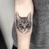 Tatuagem de antebraço de tinta preta de estilo de gravura de cabeça de gato