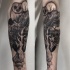 Gravur Stil schwarzes Unterarm Tattoo von Baum mit Eule