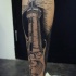 Gravur Stil schwarzes Bein Tattoo mit steinernem Leuchtturm und verschiedenen Wellen