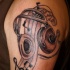 Gravur Stil schwarzes Schulter Tattoo mit Headset und Notizen