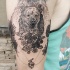 Gravur Stil schwarzes Schulter Tattoo mit Perle und Beeren