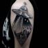 Gravur Stil schwarzes Schulter Tattoo von Aliens Schiff und einsamem Bauernhof